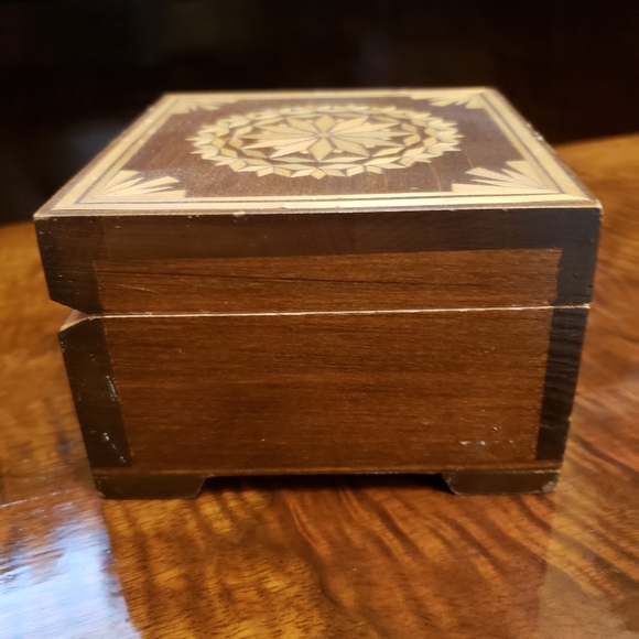 Vintage wood keepsake/treasure box - Picture 4 of 7